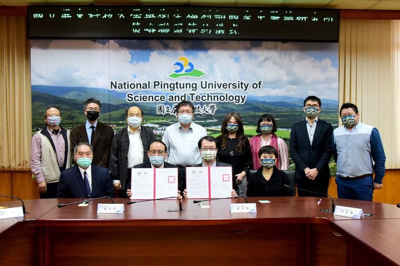 國立屏東科技大學與衛生福利部國家中醫藥研究所19日進行策略聯盟合作簽約儀式,將著重在中草藥栽種技術的研發,輔導農民契作栽種有產銷履歷的中草藥。屏科大校長戴昌賢(前左2)、衛福部中醫藥所長蘇奕彰(前左3)等人出席。(屏科大提供)中央社記者郭芷瑄傳真 111年1月19日