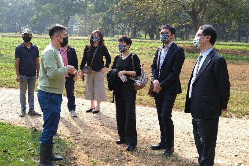 屏東科技大學與衛生福利部國家中醫藥研究所19日進行策略聯盟合作簽約儀式,將著重在中草藥栽種技術的研發,衛福部官員並參觀屏科大智慧農場。(屏科大提供)中央社記者郭芷瑄傳真 111年1月19日