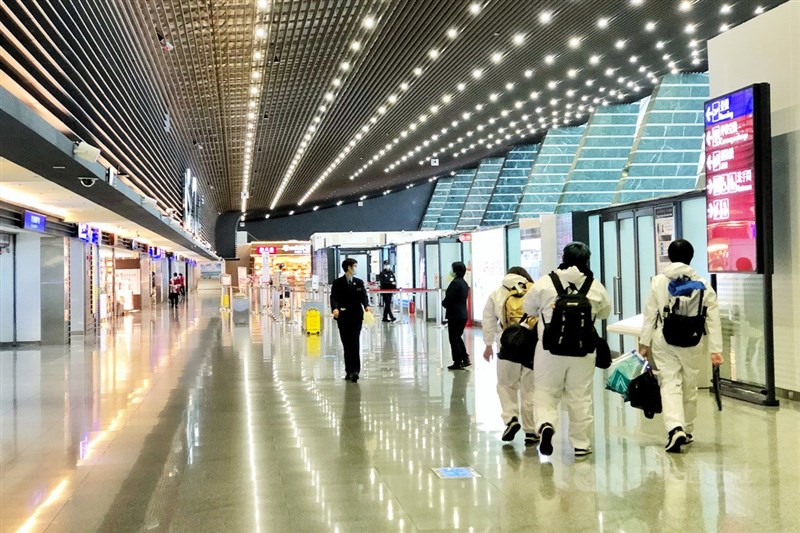 COVID-19疫情延燒,指揮中心19日說,國內共有6條本土Omicron傳播鏈,但僅桃園機場的疫情仍在發展中,其餘均為獨立事件。(中央社檔案照片)