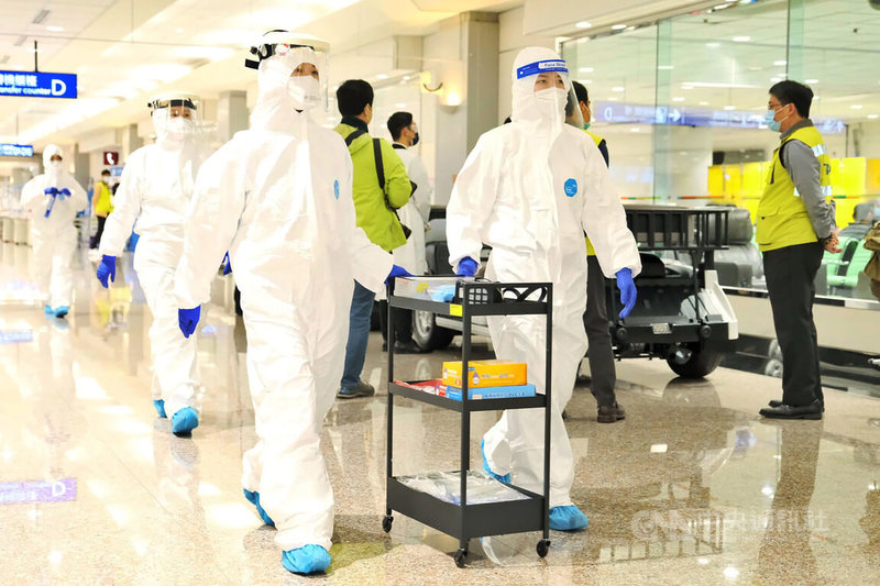 考量國際疫情升溫,中央流行疫情指揮中心宣布,20日凌晨0時起增列印度及東南亞航線航班旅客落地採檢,承做桃機緊急任務的衛生福利部桃園醫院表示,將增加白天採檢時段及人力。中央社記者吳睿騏桃園機場攝 111年1月19日
