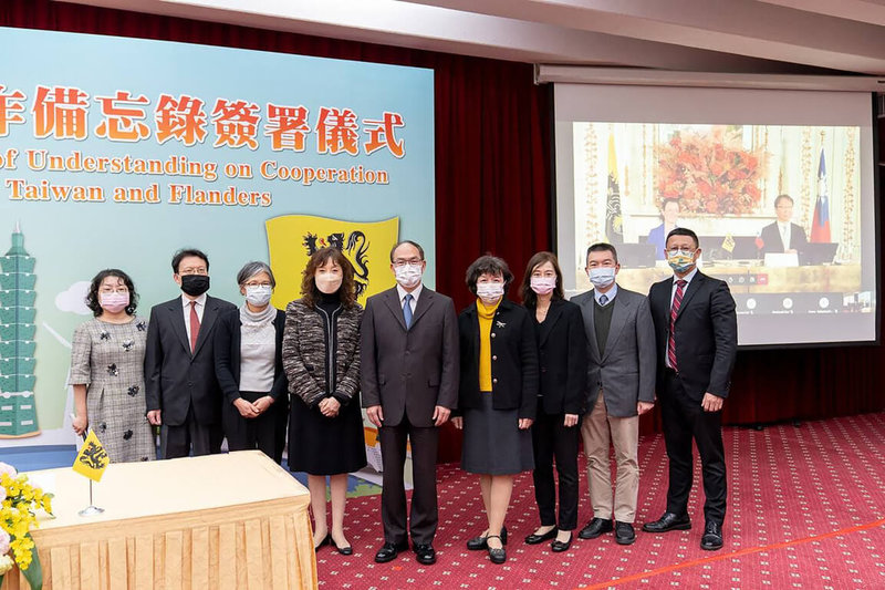 外交部政務次長曾厚仁(中)與比利時佛拉蒙區政府外事部秘書長碧寧絲(螢幕左),以視訊方式簽署「台比佛拉蒙區政府合作架構備忘錄」,聚焦投資、再生能源等6大項目。(外交部提供)中央社記者王慶剛傳真 111年1月19日