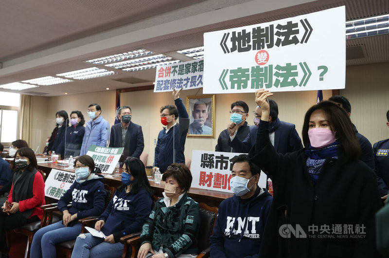 立法院內政、司法及法制委員會19日聯席審查攸關大新竹合併升格的地制法部分條文修正草案,國民黨立委費鴻泰(前右2)等人一早就集結占據主席台,表達反對地制法成為「帝」制法。圖前右為無黨籍立委高金素梅。中央社記者謝佳璋攝 111年1月19日