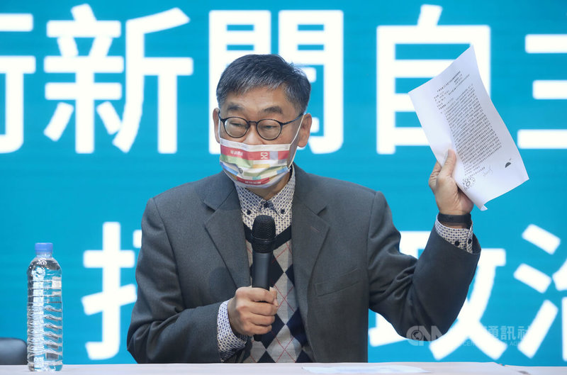 華視總經理莊豐嘉(圖)19日在華視一樓舉辦「捍衛新聞自主,拒絕政治干預」記者會,否認曾說「修理國民黨團」,認為國民黨團以台語台預算要脅,已威脅新聞自由,他該出面捍衛。中央社記者張新偉攝 111年1月19日