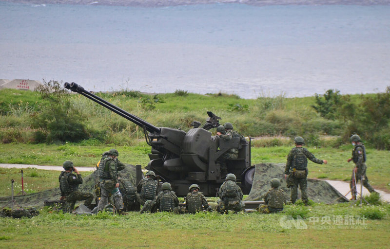 空軍台東志航基地19日進行防空演練,將35快砲在內火砲陣地拉至海邊,同時配合天兵雷達進行演訓;軍方人士表示,國軍加強春節戰備。中央社記者盧太城台東攝 111年1月19日