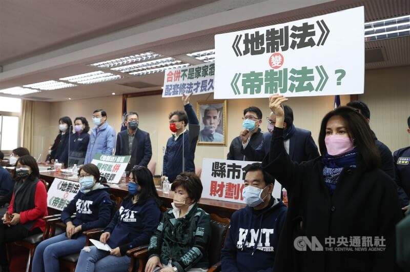 立法院內政、司法及法制委員會19日聯席審查攸關大新竹合併升格的地制法部分條文修正草案,國民黨立委費鴻泰(前右2)等人一早就集結占據主席台,表達反對地制法成為「帝」制法。圖前右為無黨籍立委高金素梅。中央社記者謝佳璋攝 111年1月19日