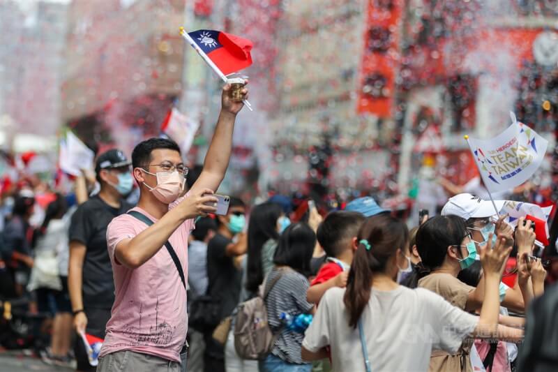 紐約時報19日報導,近年北京對台的強硬態度反而促使「台灣人」的身分認同更加堅定。圖為中華文化總會舉行OUR HEROES!台灣英雄大遊行,東京奧運等英雄紛紛亮相,民眾一邊揮舞國旗一邊拍照。(中央社檔案照片)