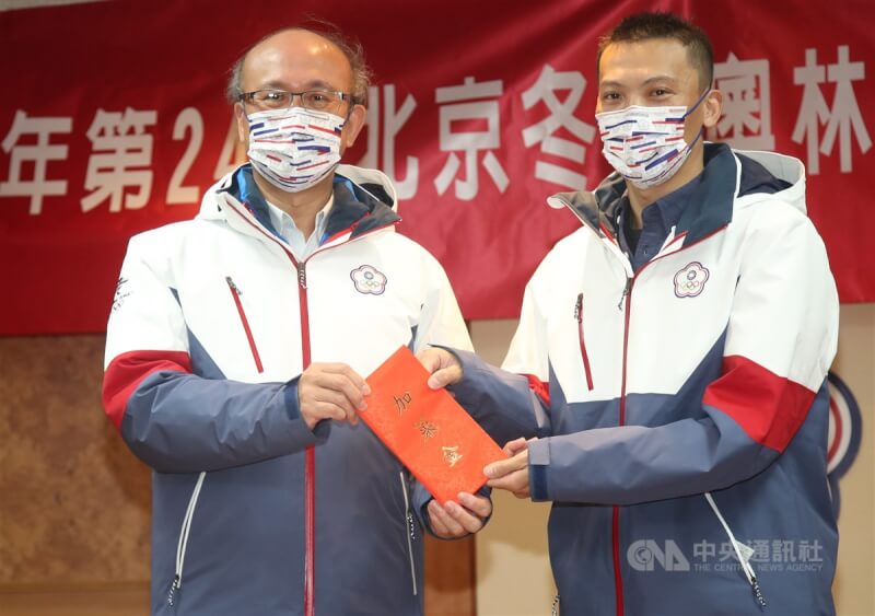 體育署19日舉辦2022年第24屆北京冬季奧林匹克運動會代表團授旗典禮,教育部次長兼體育署長林騰蛟(左)19日出席授旗,並頒發加菜金給雪橇代表隊教練林垂賓(右)。中央社記者張新偉攝 111年1月19日