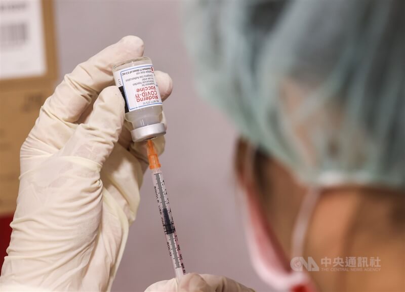 第20期第3劑莫德納疫苗預約率高達99.64%,莊人祥表示24日還有一批莫德納疫苗會抵台,強調第21期還會開放施打。(中央社檔案照片)