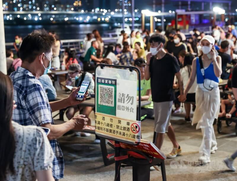 指揮官陳時中19日表示,實聯制在疫調時可幫助快速追人匡列,但近期民眾有點忽略,呼籲應盡量配合實聯制。(中央社檔案照片)