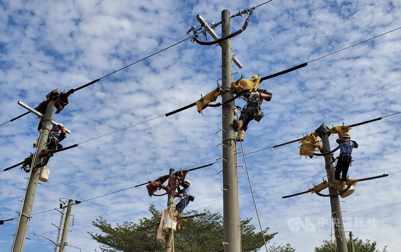 台電為持續精進電力核心技能,19日上午在高雄訓練中心舉辦第54屆技能競賽,今年共有72個單位、1150名員工參賽。圖為參賽員工在輸配電訓練場進行「配電外線類」(團體組)競賽。中央社記者董俊志攝 111年1月19日