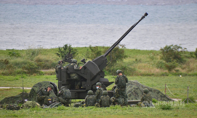 空軍台東志航基地19日進行防空演練,將35快砲在內火砲拉至台東沿海布置,同時配合天兵雷達演練,模擬有敵軍飛彈和戰機對東海岸和台東志航基地發動攻擊。中央社記者盧太城台東攝 111年1月19日