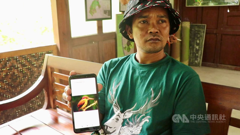 印尼日惹青年柯立克幾年前幫捕鳥集團獵鳥,有一天他驚覺森林變好安靜,後悔自己不該獵鳥,轉行成為保育鳥類先鋒,也用攝影紀錄鳥類生態。圖攝於110年10月14日。中央社記者石秀娟日惹攝 111年1月19日