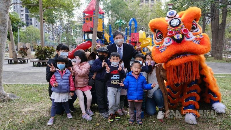 新竹縣政府19日舉辦竹北市公兒九、高鐵公七、兒四公園開工典禮,新竹縣長楊文科(後中、西裝者)出席,與小朋友開心合影。中央社記者郭宣彣攝 111年1月19日