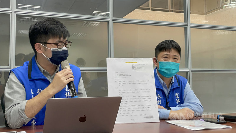 雲林縣政府新聞處長羅楚東(左)和水利處長許宏博(右)19日舉行記者會,對外說明雲林縣山坡地開發流程,並解釋為何至今山坡上無植被,縣府未來將如何處置等相關事宜,同時出示經濟部礦務局公文,強調無盜採砂石。中央社記者姜宜菁攝 111年1月19日