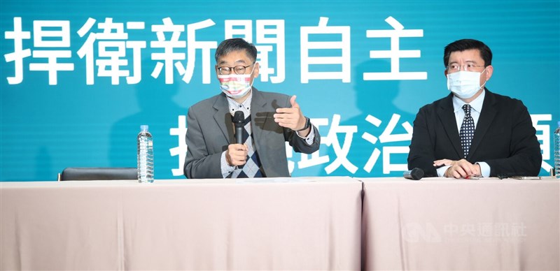 國民黨立法院黨團18日指華視總經理莊豐嘉溝通預算態度囂張,莊豐嘉(左)19日與公督盟執行長張宏林(右)舉辦「捍衛新聞自主,拒絕政治干預」記者會,表達立場。中央社記者張新偉攝 111年1月19日