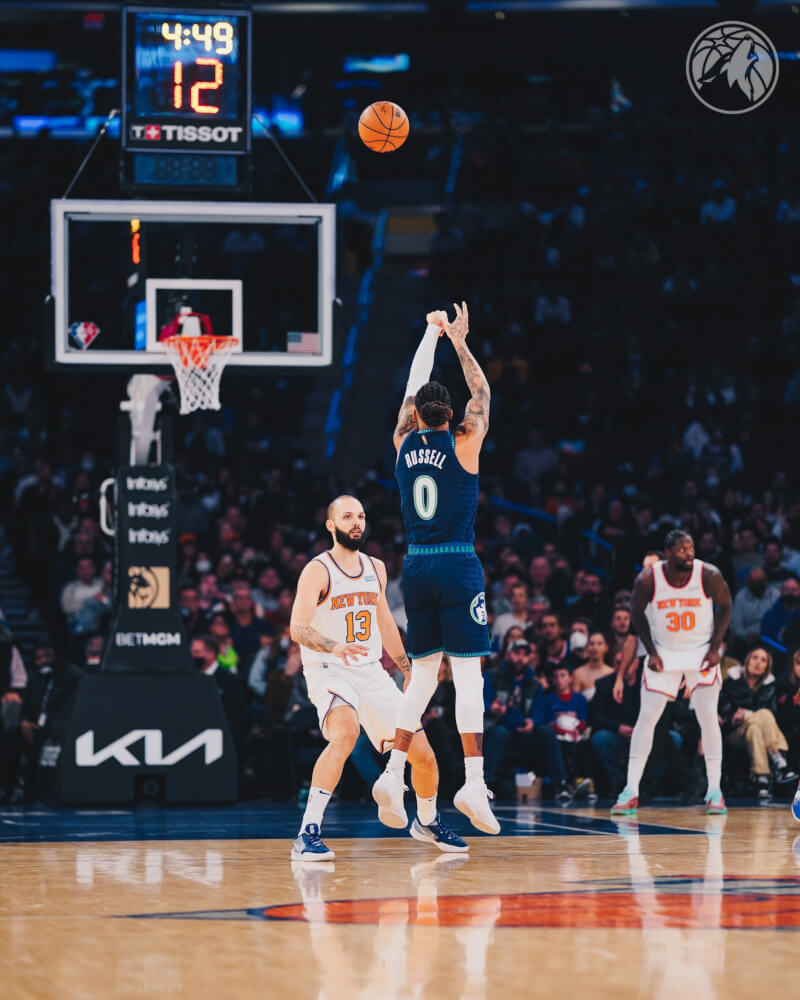 NBA灰狼18日在比賽決勝階段,靠羅素(前)賞給對手一記麻辣鍋,再靠湯斯一次「3分打」,最終以112比110險勝紐約尼克。(圖取自twitter.com/Timberwolves)