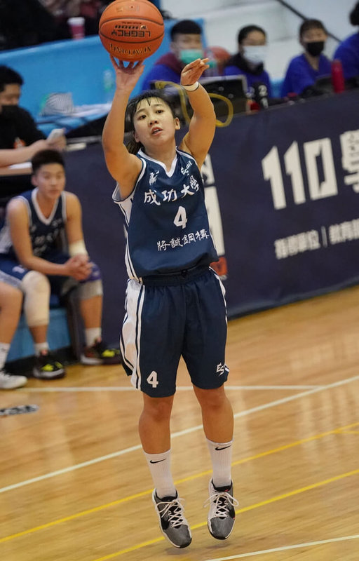 出生在學霸世家的王勻妤19日攻下生涯最高的32分,助成功大學在UBA女子組預賽以72比59擊敗台北護大,即將畢業的她未來將朝物理治療師之路邁進。(大專體總提供)中央社記者龍柏安傳真 111年1月19日