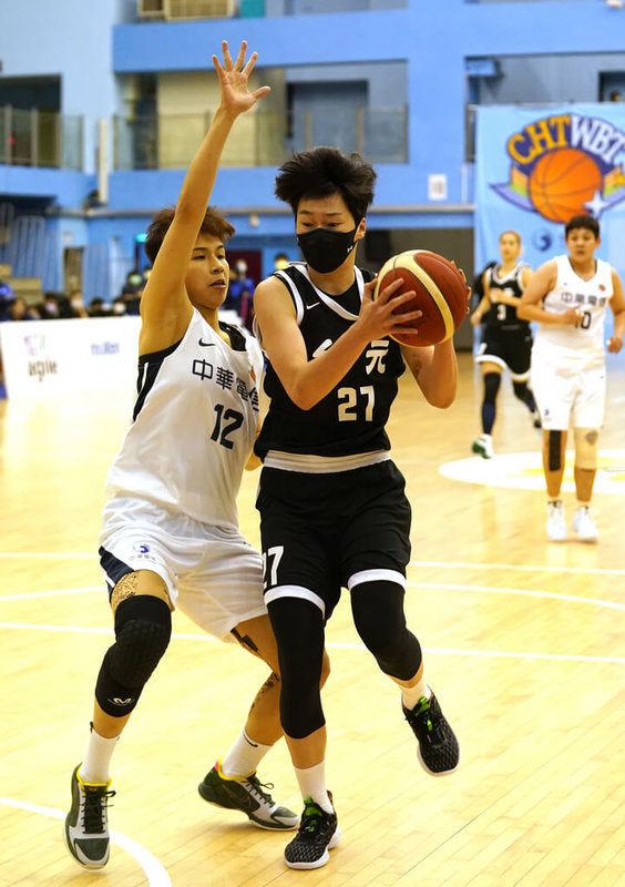 配合新防疫指引,女子超級籃球聯賽(WSBL)台元紡織隊球員林蝶(前右)19日戴起口罩出賽,手感不受影響,全場拿下22分、12籃板,助隊奪勝。(中華民國籃球協會提供)中央社記者黃巧雯傳真 111年1月19日