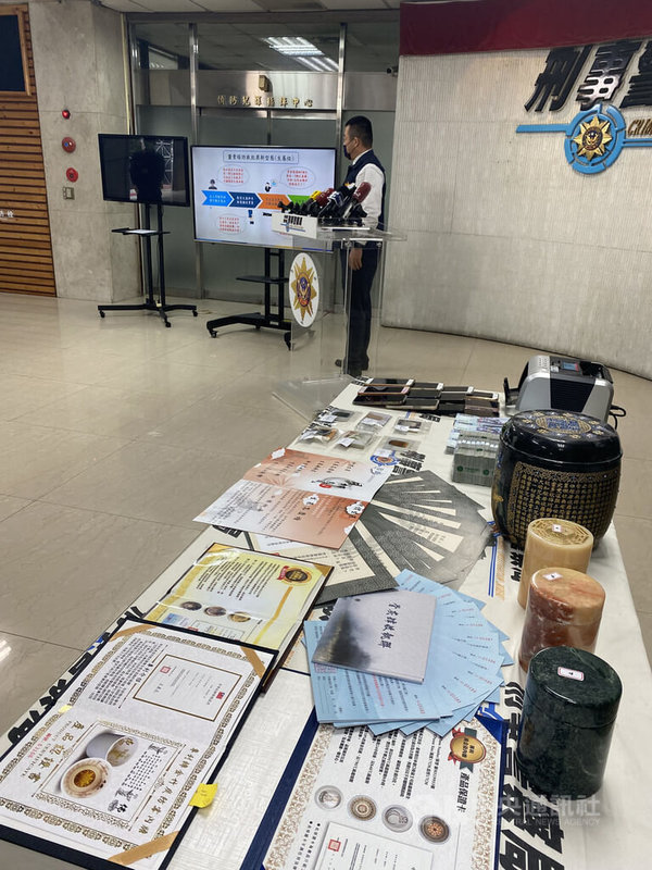 刑事局偵查第七大隊副大隊長黃國師19日表示,郭男夫妻為首的靈骨塔詐欺集團慫恿被害人投資殯葬產品和「生基位」再轉售獲利,19嫌到案後都坦承犯行不諱,全案依涉詐欺和組織犯罪防制條例送台北地檢署偵辦。中央社記者黃麗芸攝 111年1月19日