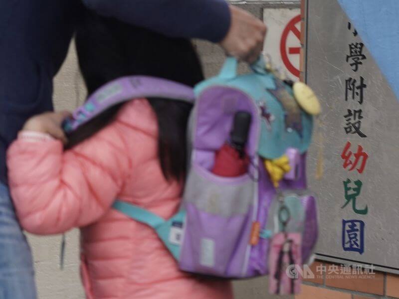 台北市教育局19日宣布,中小學及幼兒園在寒假期間,須暫停或延後校外教學、畢業典禮及服務學習等活動。(中央社檔案照片)