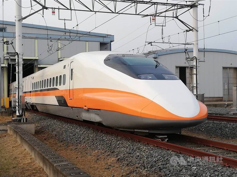 台灣高鐵去年營運受到本土疫情影響,營收年減幅度逾2成。高鐵19日宣布,年終獎金為1.8個月。(中央社檔案照片)