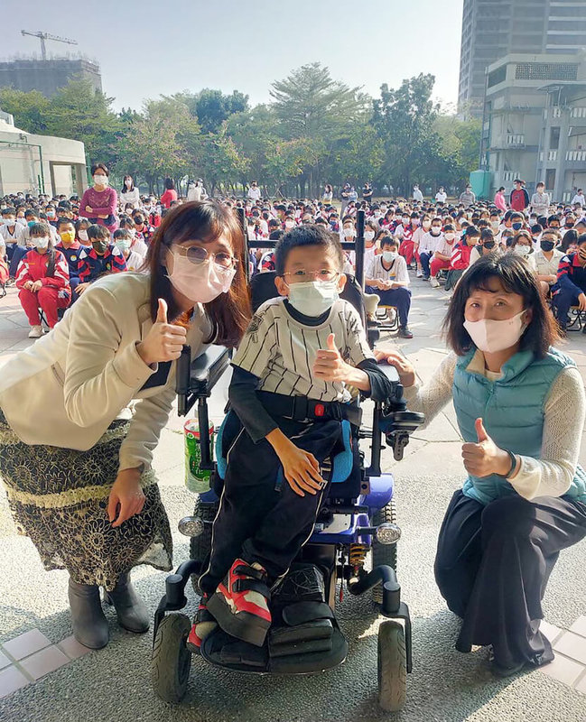 高雄大灣國中學生孫翊倫(前中)罹患罕見疾病,仍積極樂觀面對人生,獲國語日報社2021兒童少年好YOUNG人物「人生價值類」獎項肯定。(高雄市教育局提供)中央社記者蔡孟妤傳真 111年1月19日
