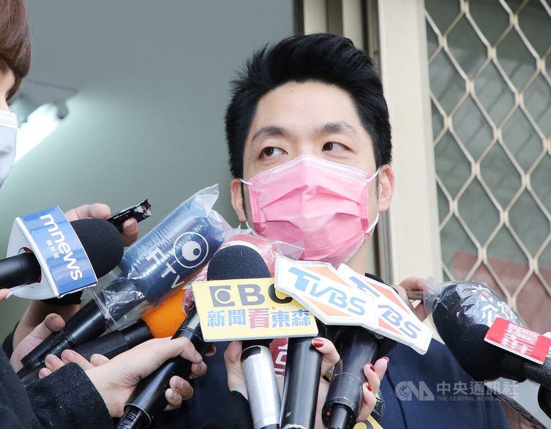 外傳國民黨立委蔣萬安(圖)18日與黨籍台北市議員及藍營名嘴餐敘時,透露將在農曆年後宣布參選台北市長。蔣萬安19日受訪表示,昨天很單純就是好朋友私下聚餐,過年前他都會跟好朋友聚聚,大家彼此交換意見,他就是聆聽大家的意見。中央社記者郭日曉攝 111年1月19日