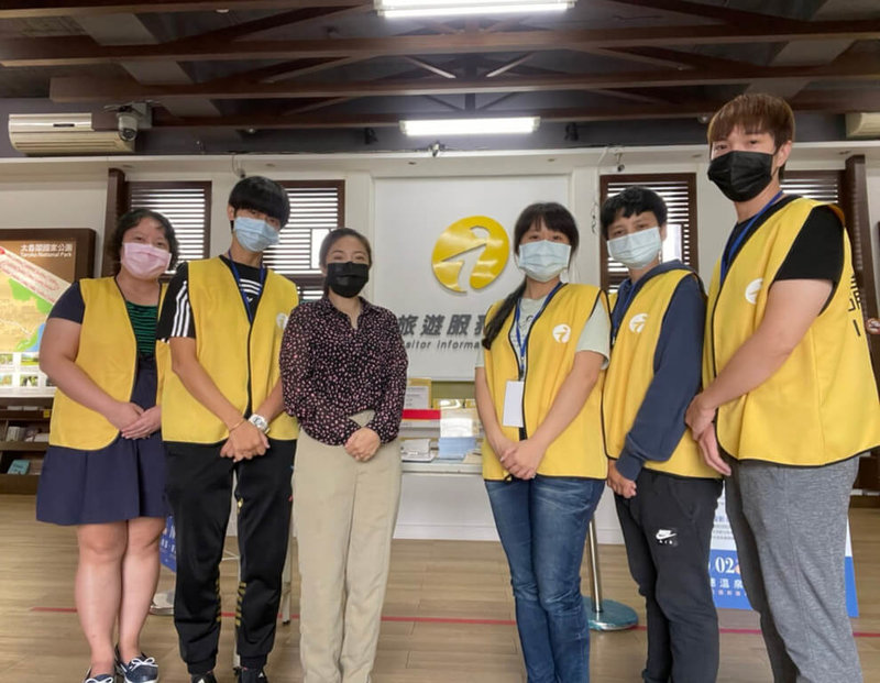 花蓮縣政府在花蓮火車站、航空站設有旅遊服務中心,提供各國遊客旅遊資訊、合法旅宿代訂等友善服務,經國際認證神祕客稽核,確認花蓮縣旅遊服務中心通過認證,成為全台第1間獲得ISQM國際服務品質認證的旅遊服務中心。(花蓮縣政府提供)中央社記者張祈傳真 111年1月19日