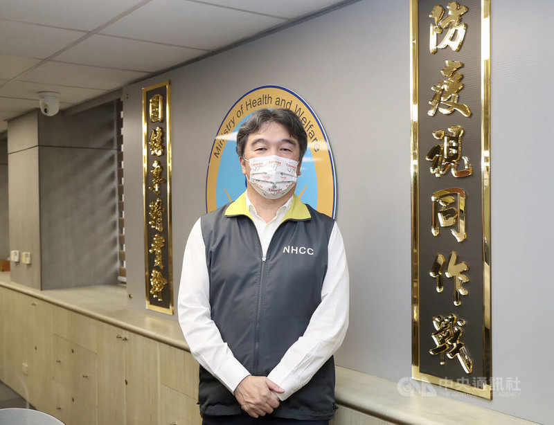 戰疫當前,凝聚第一線醫護人員的士氣更顯重要。中央流行疫情指揮中心醫療應變組副組長王必勝說,除了轉達指揮中心的指示之外,更重要的是說明清楚隔離、輪班、給薪、補助等切身事宜,用實際作為化解疑慮,才能配合防疫政策。中央社記者張皓安攝 111年1月20日