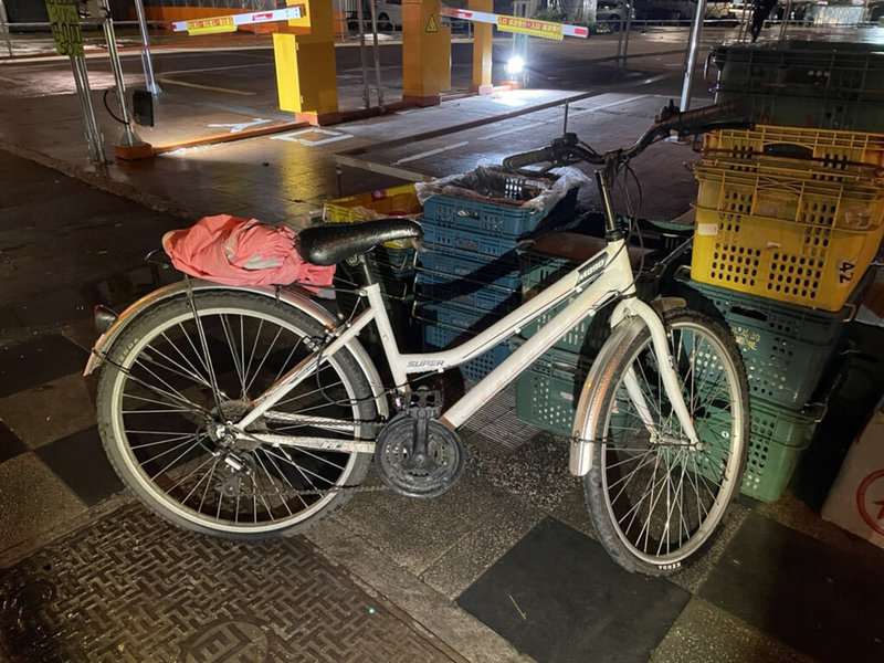 花蓮市中山路某銀樓發生金飾搶奪案,25歲吳姓犯嫌得手金飾後,騎乘腳踏車逃逸,將腳踏車棄置東大門夜市附近,隨後攔下計程車逃往台東市。(花蓮警分局提供)中央社記者張祈傳真 111年1月20日