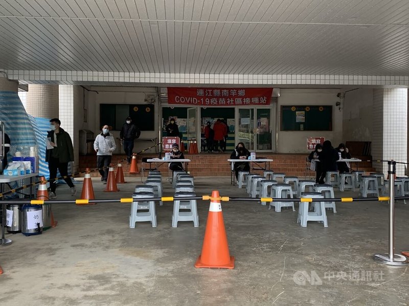 防範COVID-19疫情,連江縣府積極提升疫苗追加劑施打涵蓋率,18日至20日增設6場次社區接種站,估農曆年前完成約6000劑施打。中央社記者邱筠攝 111年1月20日