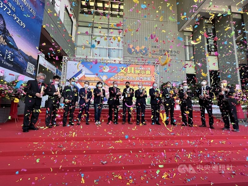 中部地區4年舉辦1次的「台灣區文具展」20日起在台中世貿中心舉行開幕式,展出期間每日入場前500名民眾可免費獲贈抗疫文具,每日前1200名親子同行可獲得實用1份文具。中央社記者郝雪卿攝 111年1月20日