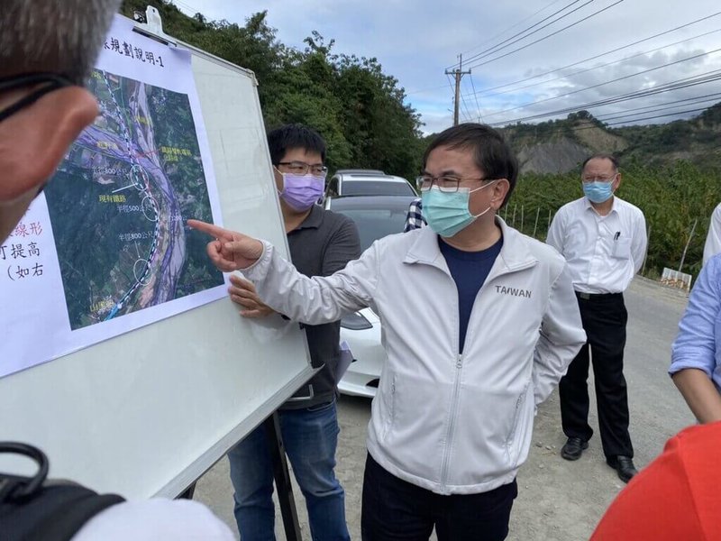 交通部日前宣示預計民國116年完成花東鐵路雙軌化,民進黨立委劉櫂豪(前中)17日邀請鐵道局和台鐵局人員到台東會勘雙軌化路線,要求路線評估和土地徵收要考量地方意見。(劉櫂豪服務處提供)中央社記者盧太城台東傳真 111年1月20日