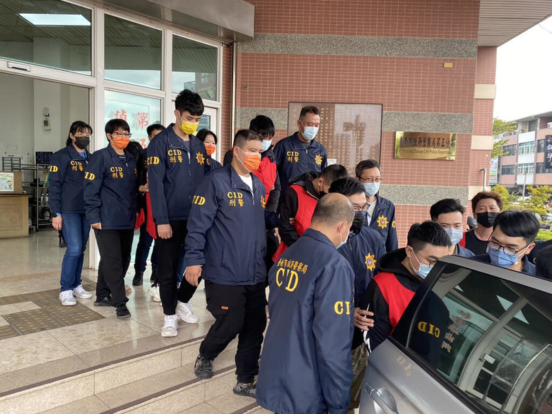 台中傅姓男子長期參與詐騙集團水房工作,自立門戶後盜用網美照誘騙男子投入博弈平台,台南警方19日逮捕7人送辦。(台南市警局提供)中央社記者張榮祥台南傳真 111年1月20日