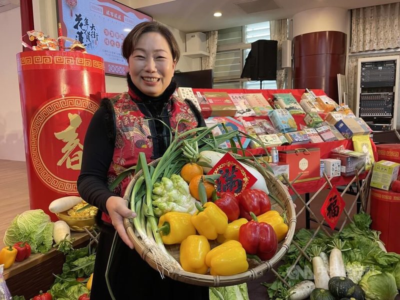 花蓮縣政府年貨大街將於26日至30日在日出大道重慶路以東區段舉行,邀集100個攤位提供年貨、年菜、農漁產及伴手禮,縣府20日舉行宣傳活動,縣長徐榛蔚拿起新鮮農產品為活動宣傳。中央社記者張祈攝 111年1月20日