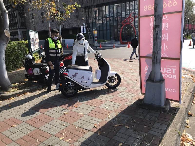 遠百竹北試營運期間吸引大量人潮,新竹縣警察局已開出300多件違規停車罰單,新竹縣政府20日表示,請民眾多加利用商場或公有停車場停車,以免吃上罰單。(新竹縣政府提供)中央社記者郭宣彣傳真 111年1月20日