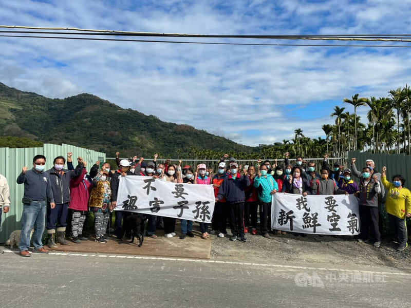 台東縣關山鎮一處農地申請興建有機肥料公司,附近村民擔心禽畜糞便會有惡臭且造成廢水污染,20日前往抗議。中央社記者盧太城台東攝 111年1月20日