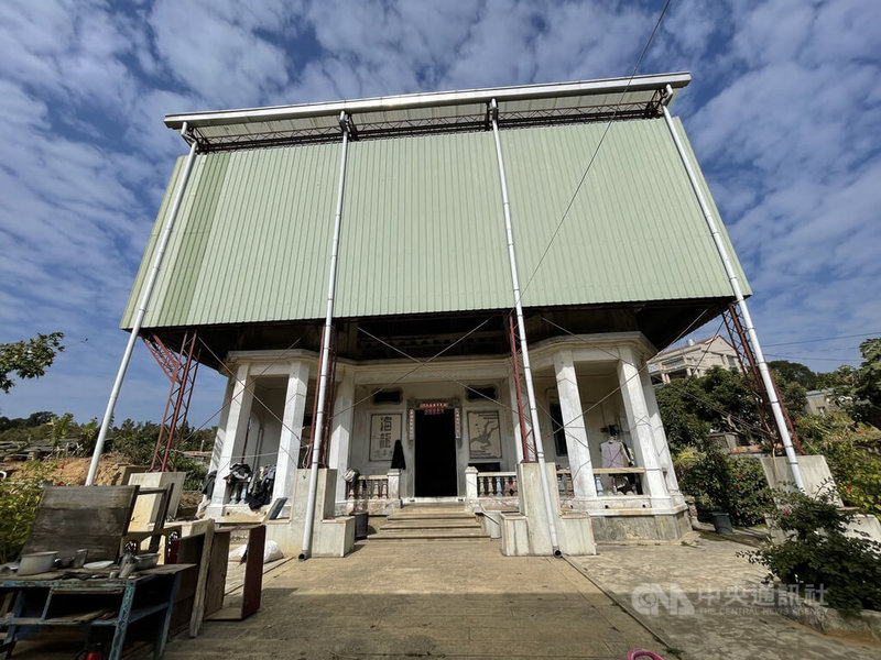 金門縣文化局20日表示,為守護珍貴文化資產,有別以往採最低標發包方式,縣定古蹟董允耀洋樓修復工程改採適用最有利標方式,評選出優良廠商為老建築活出新生命。中央社記者黃慧敏攝 111年1月20日