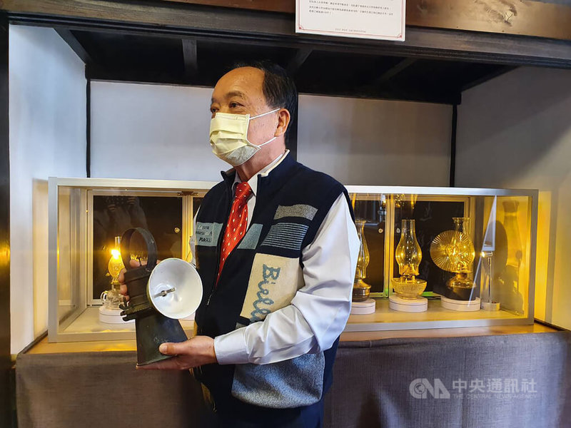 屏東勝利星村展館21日起展出「從一根火柴開始的繽紛照明世界」燈具展,雄雞企業有限公司創辦人許銘嘉(圖)展示他收藏的各式燈具和照明設備,包含早期台灣的電土(乙炔)燈,許銘嘉介紹捕青蛙的電土燈。中央社記者郭芷瑄攝 111年1月20日