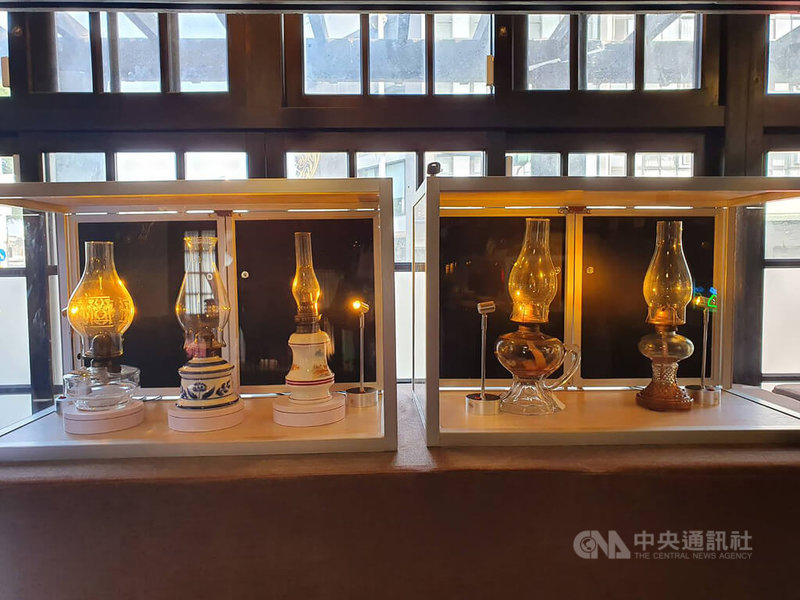 屏東勝利星村展館21日起展出「從一根火柴開始的繽紛照明世界」燈具展,其中有30款是百年以上的老油燈。中央社記者郭芷瑄攝 111年1月20日