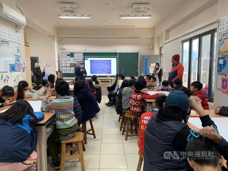 藝術家劉致宏帶領連江縣立仁愛國小學生製作沙畫,透過沙畫方式比較台灣屏東、馬祖各村落沙灘顆粒、顏色,了解島嶼沙灘特色,並透過沙畫共創讓學生了解國際藝術島作品。中央社記者邱筠攝 111年1月20日