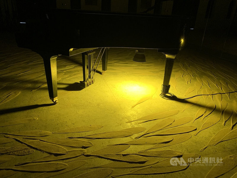 藝術家劉致宏透過藝術創作重現馬祖漁民捕魚文化,發展為作品「漁火」,以沙為媒材,反思地方受抽砂船影響、黃魚捕撈與漁業文化沒落等海洋文化議題。中央社記者邱筠攝 111年1月20日