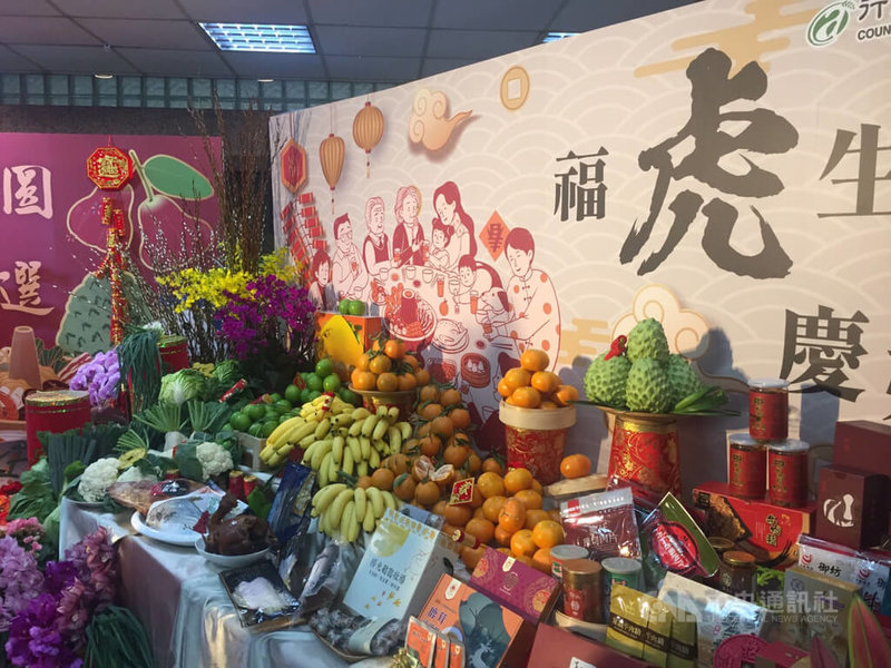 農委會20日公布,春節前2週對比近5年同期均價多數平穩,不過雞蛋因飼料成本增加漲3成5、偏高價,海撈高價白鯧則罕見跌近2成。中央社記者楊淑閔攝 111年1月20日