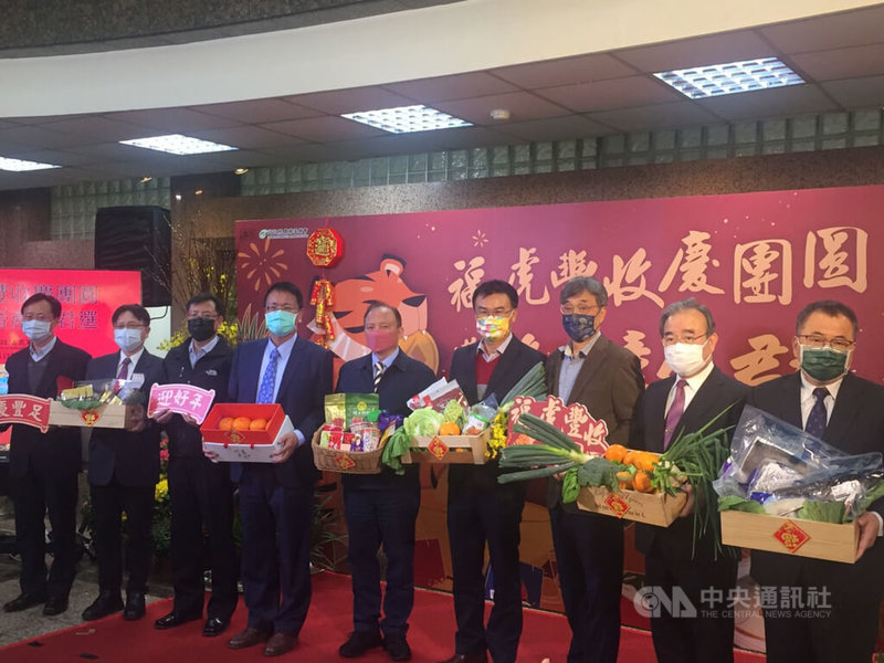 農委會20日召開「福虎豐收慶團圓 農漁產任君選」記者會,農委會主委陳吉仲(右4)說,近期國際原物料玉米、大豆上漲近4成,影響生產成本很大,農民多數辛苦挺住,讓多數農產的市場交易均價、產地價相對穩定,要謝天謝地謝農民。中央社記者楊淑閔攝 111年1月20日