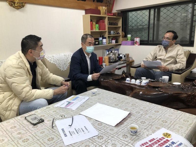 國民黨主席朱立倫(右)20日前往基隆市拜會基隆市議會議長蔡旺璉(中),宣布參選基隆市長的前立法委員謝國樑(左)等人到場,一同討論今年市長及議員選舉細節。中央社記者王朝鈺攝 111年1月20日