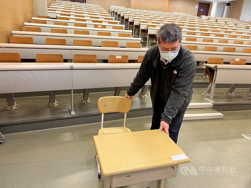 111學年度學科能力測驗21日起登場,20日下午開放查看試場,台灣大學特殊試場共有151名考生,試務單位為嬌小考生借國小桌椅,安排在一間200個座位的大教室中單獨應試。中央社記者陳至中台北攝 111年1月20日