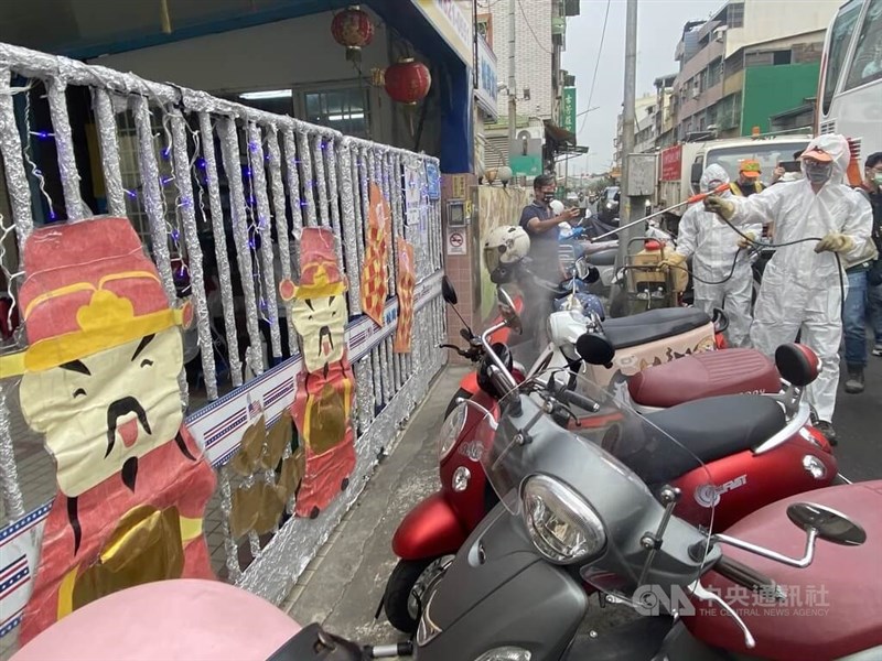 高雄市20日有幼兒園男童確診COVID-19,環衛單位派員前往幼兒園周邊進行消毒作業。中央社記者董俊志攝 111年1月20日