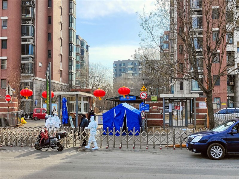 中國北京市再傳本土疫情,豐台區萬柳園社區居委會19日通報,一名居民COVID-19核酸檢測初篩呈疑似弱陽性。圖為18日北京一名病例所在的社區遭到封閉。(中新社提供)中央社 111年1月19日