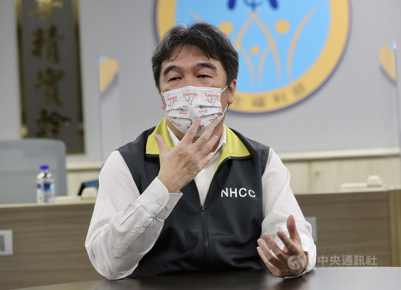 COVID-19疫情燒了2年多,中央流行疫情指揮中心醫療應變組副組長王必勝說,抗疫最辛苦之處在於「拖」與「變」,「拖」是疫情拖得很久,「變」是疫苗供應到貨情況與變異株持續在變化。中央社記者張皓安攝 111年1月20日