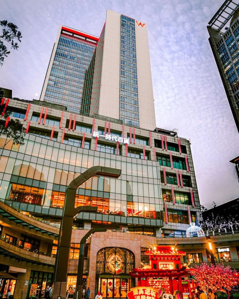 確診個案18135曾至北市統一時代百貨、微風信義及饗饗信義店,詳細足跡正在疫調中。(圖取自instagram.com/ustylelife)